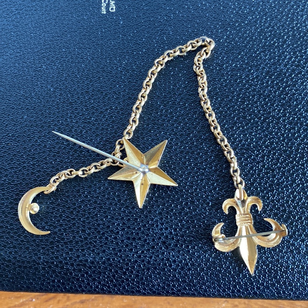 Vintage gold tone star, moon and Fleur de lis sweater pin with rolo link chain - Picture 4 of 11